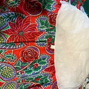 Floral Red Comforter set. Queen size. Poinsettias. 2 pillow shams n dust ruffle.